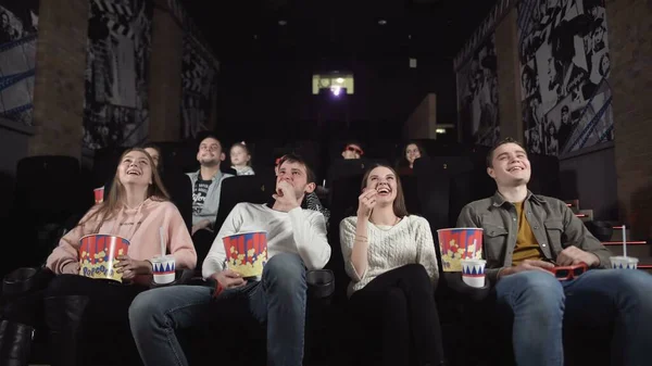 Os jovens riem do filme de comédia no cinema. Jovens rindo do cinema assistindo a comédia divertida . — Fotografia de Stock