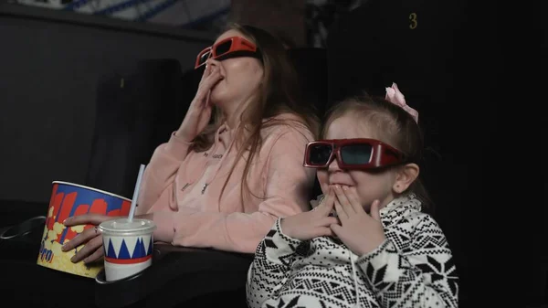 Madre con su hija están viendo películas en 3D en el cine. Emoción - sorpresa — Foto de Stock