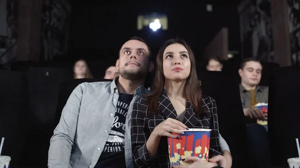 Pareja de amor viendo películas y comiendo palomitas en el cine. Película de entretenimiento — Foto de Stock