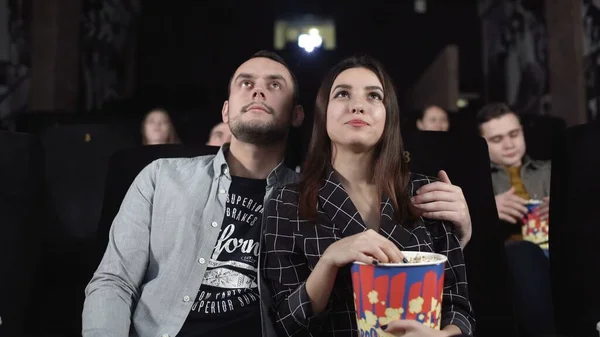 Amor casal assistindo filme e comer pipocas no cinema. Entretenimento filme — Fotografia de Stock