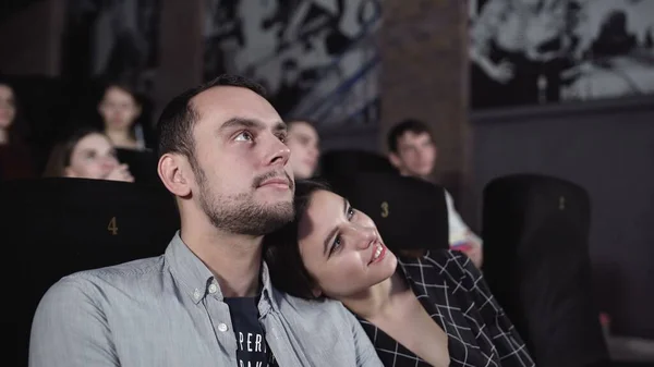 Pareja de amor viendo películas en el cine. Gente disfrutando del cine — Foto de Stock