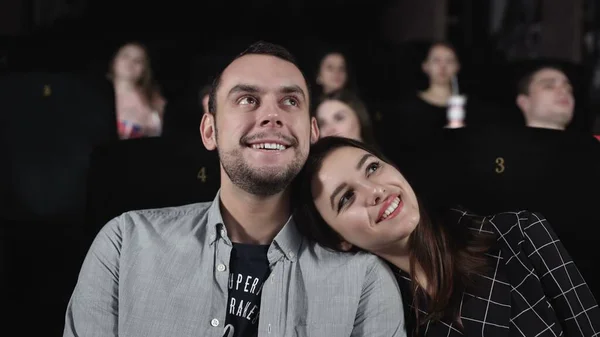 Pareja de amor viendo películas en el cine. Gente disfrutando del cine — Foto de Stock