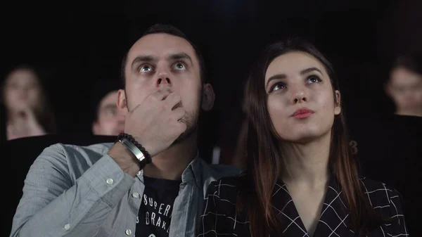 Mulher sorridente a ver filmes. Casal romântico assistir filme de comédia — Fotografia de Stock