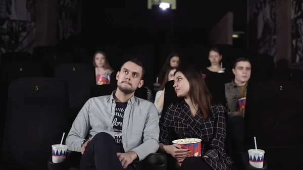 Pareja positiva está comiendo palomitas de maíz y discutiendo una película — Foto de Stock