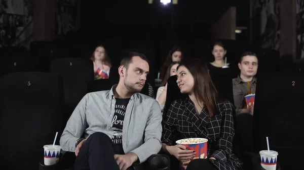 Pareja positiva está comiendo palomitas de maíz y discutiendo una película — Foto de Stock