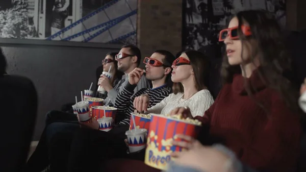 Grupo de amigos viendo películas 3D en el cine — Foto de Stock