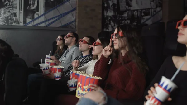Grupo de amigos viendo películas 3D en el cine — Foto de Stock