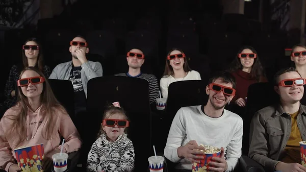 Los jóvenes ven películas en el cine: comedia en 3D . — Foto de Stock