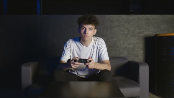 若い男はビデオゲームを終了し、離れて去る — ストック動画