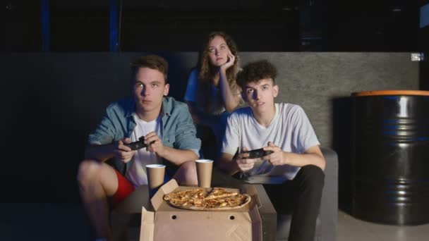 Compagnia sconvolta degli amici che perdono in videogioco a casa in camera scura — Video Stock