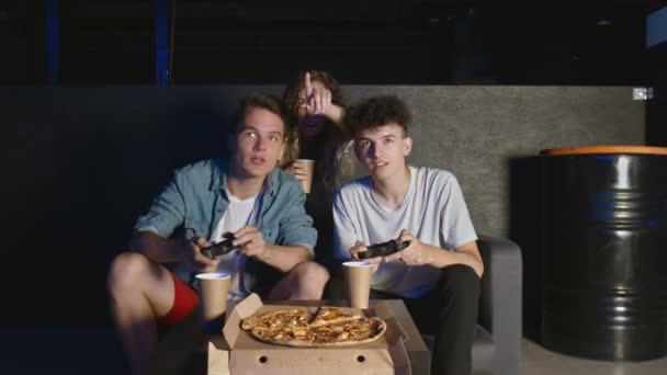 Šťastná společnost přátel vychutnat relaxaci tím, že hraje videohry a baví doma — Stock video