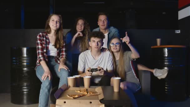 Jeune homme heureux complète le niveau dur dans le jeu vidéo. S'amuser avec des amis. — Video