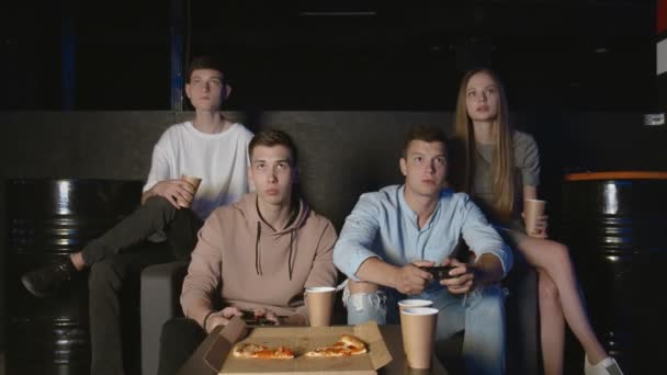 Home party přátel bavit čas spolu jíst pizzu a hrát na herní konzoli — Stock video