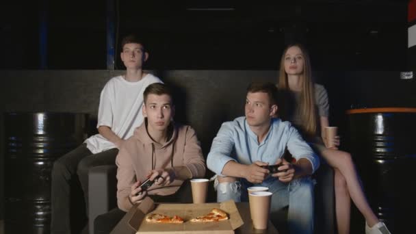 Amigos se divertindo com videogame em casa, jovens ganhando fazendo high-five — Vídeo de Stock