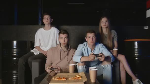 友人が自宅でビデオゲームで悲しい、若い男性がゲームを失う — ストック動画