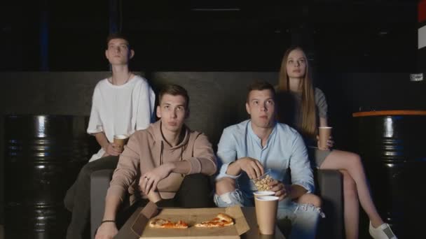 Nejlepší přátelé jedí popcorn a pizzu sledování filmu nebo TV show doma. Lidé, přátelství a životní styl koncepce — Stock video