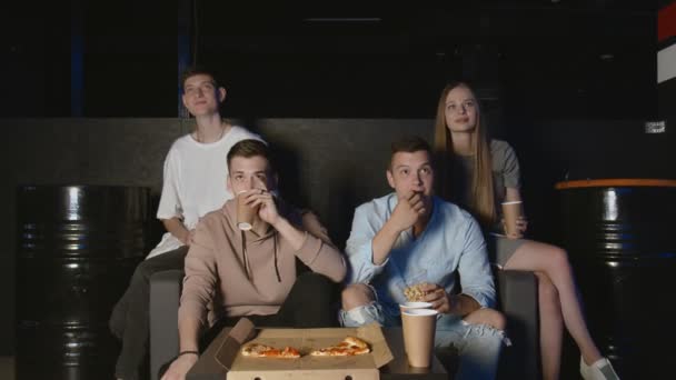 Melhores amigos comendo pipocas e pizza assistindo filme ou programa de TV em casa. Pessoas, amizade e conceito de estilo de vida — Vídeo de Stock