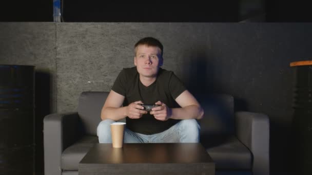 Homme bouleversé après avoir perdu à des jeux vidéo en ligne assis sur le canapé — Video