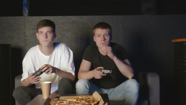 Deux gars bouleversés perdent dans une console de jeu. — Video
