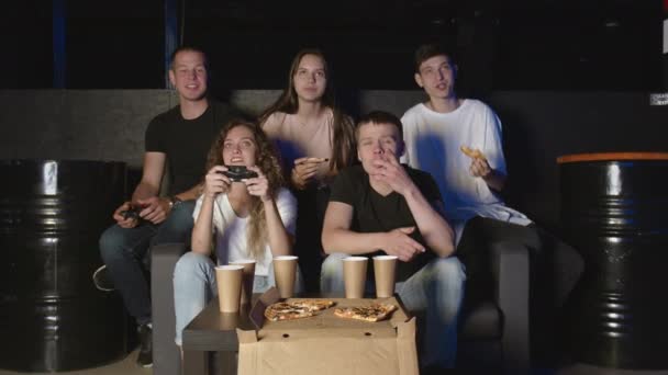 Beste vrienden ontspannen op de woonkamer bank, videospelletjes spelen en pizza eten — Stockvideo