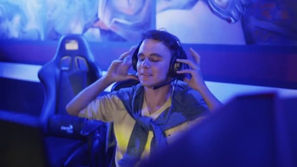Fiatal férfi időt tölt a cybersport klub befejező nehéz videojáték kerek és nyertes — Stock videók
