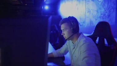 Genç Oyuncu, modern e-spor siber spor kulübünde Birinci şahıs Shooter Online Video Oyunu 'nda Oynuyor ve Kazanıyor