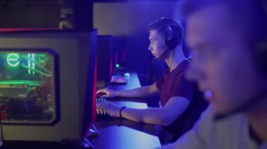 İki profesyonel siber sporcu bir bilgisayar kulübünde online oyun oynuyor..