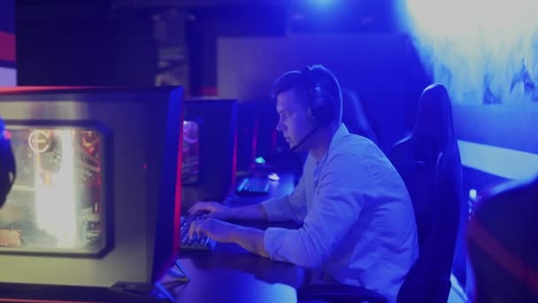 Молодой человек проигрывает в компьютерной игре, соревнования в кибер-клубе. Парень расстроен потерей онлайн-игры. — стоковое видео