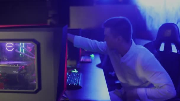 Mladý hráč sólo Vyhrajte internetovou kavárnu Online videoherní turnaj — Stock video