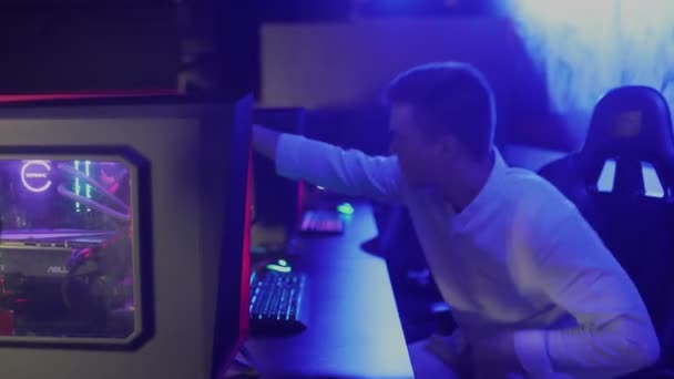 Jeune Gamer solo Gagner Internet Cafe Tournoi de jeux vidéo en ligne — Video