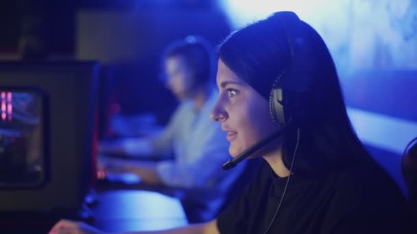 Närbild kvinna sitter i hallen på en dator klubb och spelar ett online-spel. Modern datorklubb. — Stockvideo