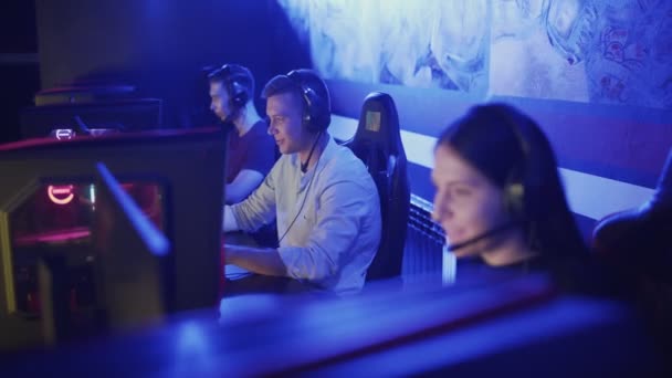 Équipe de joueurs adolescents cyber sport gagner le jeu vidéo PC multijoueur sur eSport tournoi et donner cinq à l'autre — Video