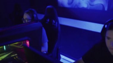Profesyonel eSport Oyuncuları Takımı Sanal Oyunlar Turnuvası 'nda oynuyor. Birbirleriyle mikrofon aracılığıyla konuşuyorlar..