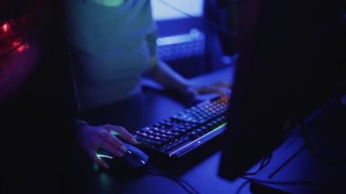 Video Oyunu Klavyesini Kullanarak Oynayan Kız Oyuncu 'nun Elleri' ne yakın plan. Dişi Hacker sisteme girdi. Cool Neon Işıklı Arkaplan.