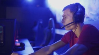 İnternet Kafe Çevrimiçi Video Oyun Turnuvası 'nda oynayan oyuncunun yan görünümü