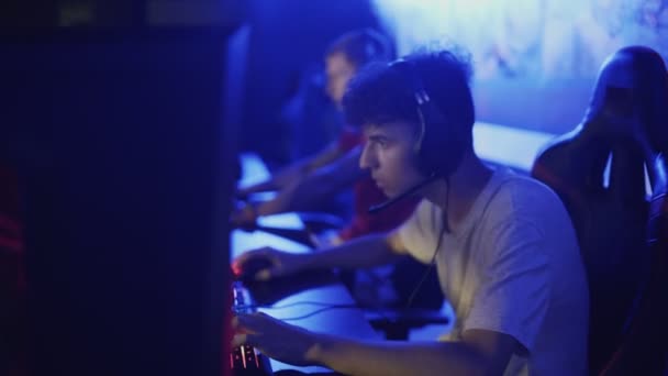 Équipe de joueurs eSport professionnels jouant dans un jeu vidéo de stratégie MMORPG compétitif sur un tournoi de cyber-jeux. — Video