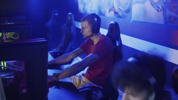 Team van professionele eSport Gamers winnen ronde in shooter video game op een Cyber Games Toernooi. — Stockvideo