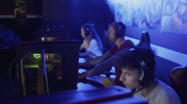 eSport Turnuvası 'nda çok oyunculu video oyununda kazanan Genç Oyuncular Takımı.