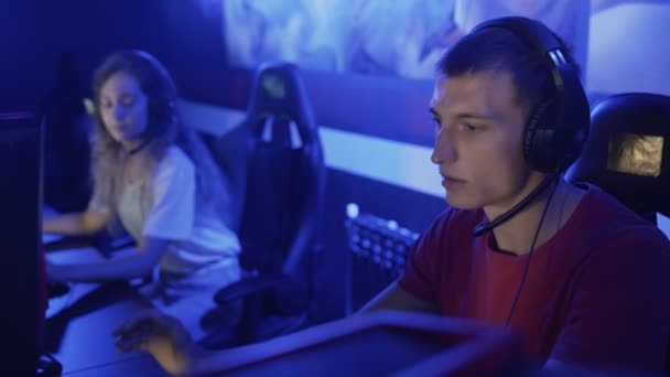Ομάδα Teenage Gamers Παίξτε σε Video Game Multiplayer σε ένα Τουρνουά eSport. Ο αρχηγός συζητά τη στρατηγική με την ομάδα. — Αρχείο Βίντεο