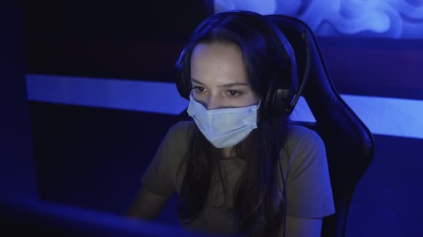 Femme heureuse masques visage gagne dans les jeux vidéo dans le club informatique moderne. — Video