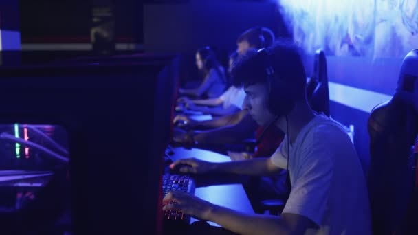 Team of Professional eSport Gamers Playing in Competitive Video Games on a Cyber Games Tournament. El equipo gana, los espectadores aplauden — Vídeo de stock