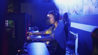 Konsantre adam modern e-spor siber spor kulübünde online video oyununda oynuyor.