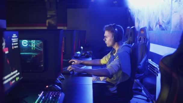 Rozrušený muž hraje a prohrává v on-line videohry v moderním e-sport kybersport klubu — Stock video