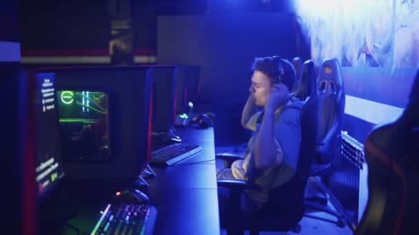 Chateado e desapontado Homem Jogando e perdendo em Video Game Online no moderno esport cybersport club — Vídeo de Stock