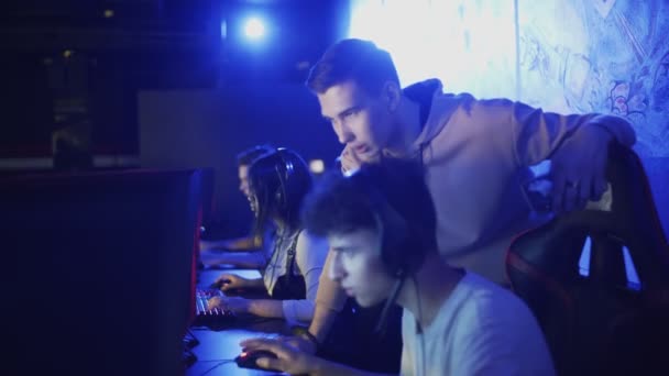 Pro Gamers formateur explique la stratégie à son apprenti — Video