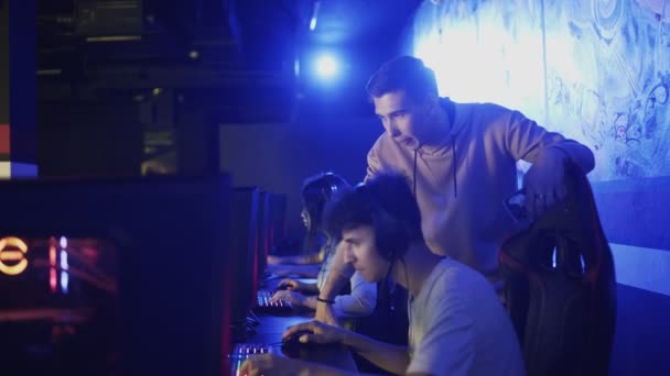 Pro Gamers formateur explique la stratégie à son apprenti — Video