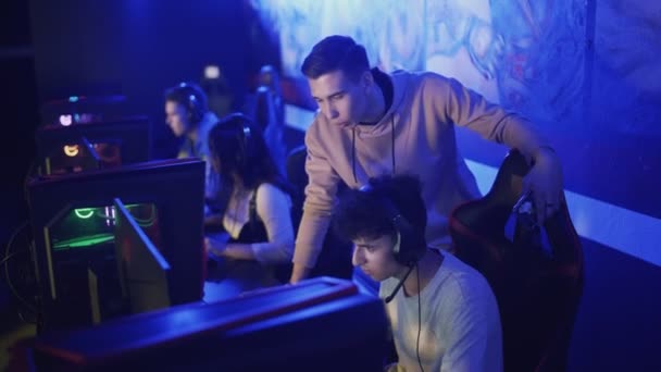 Тренер Pro Gamers объясняет стратегию своему ученику — стоковое видео