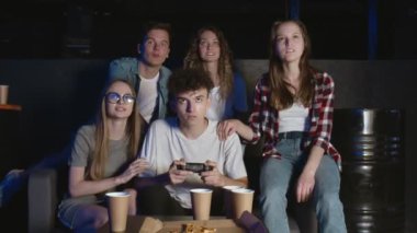 Arkadaşlarımla eğleniyorum. Mutlu adam video oyununda sert seviyeyi tamamladı