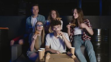 Öğrenciler film izliyor ve geceleri pizza yiyorlar.
