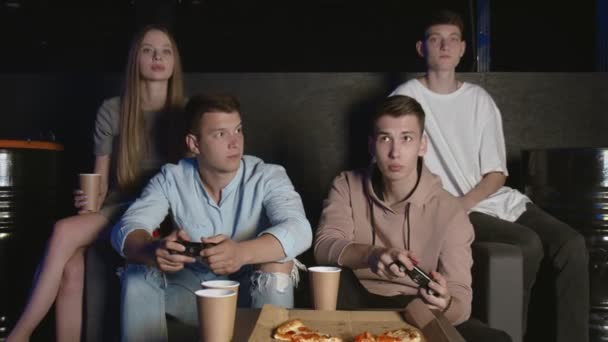 Amigos divirtiéndose con videojuegos en casa, hombres jóvenes ganando haciendo high-five — Vídeo de stock